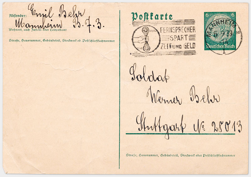 Vorderseite der Postkarte mit Absender, Adresse und Stempel, handschriftlich ausgefüllt, in schwarzer Tinte